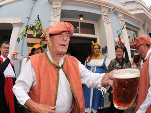 WATCH: See how they serve good ale in Ashburton