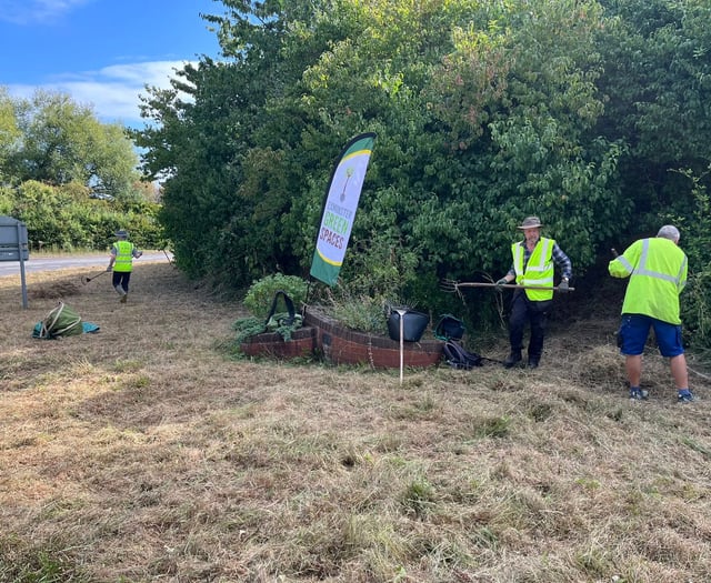 Volunteers maintain Exminster's verges
