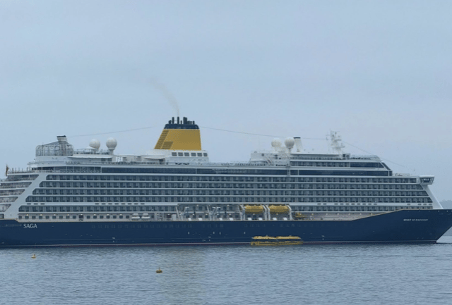 Mayor welcomes cruise ship