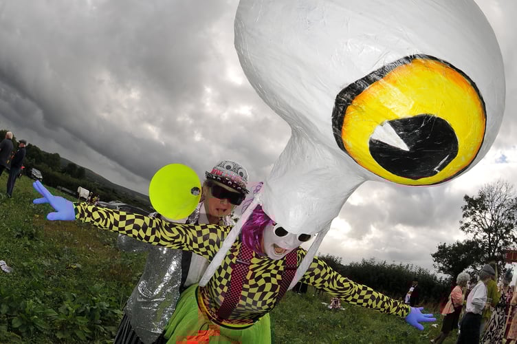 Moretonhampstead Carnival
Hey Eye! Donna Best as Elon Musk and Lucy Patrick as AI