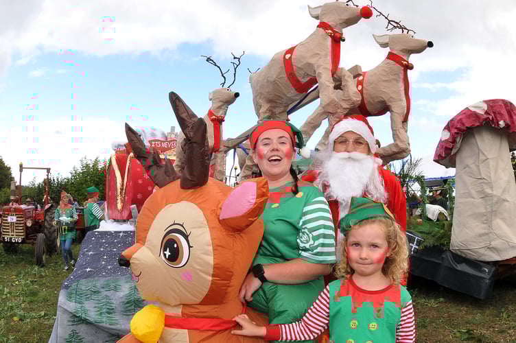 Moretonhampstead Carnival
It's Never to Early - Molly Sansom, Jess Rolinson and elf Rubie
