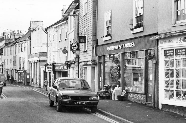 A view of the junction of East Street and North Street in Ashburton from December 1986 