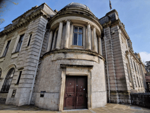Taxi driver loses her licence after assaulting police officer