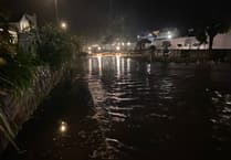 Volunteers brave rain to tackle water level