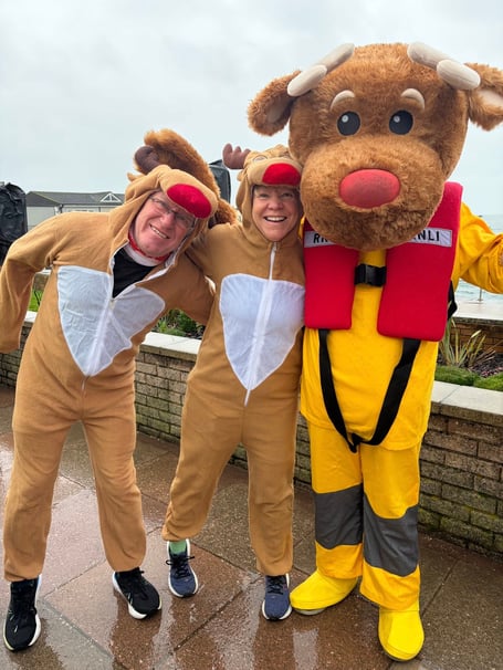 Teignmouth RNLI Reindeer Run raised over £500 after  parkrun takeover
