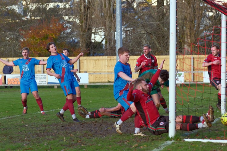 Bovey 10 Launceston 0 29-11-25 Football. Bovey Tracey versus Launceston. Photo Alan Craig