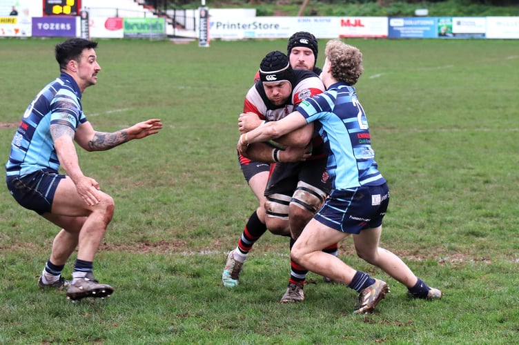 Mat Dowrick moving in for Teigns' 2nd try