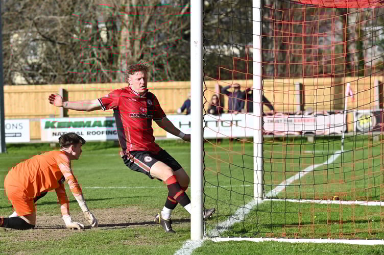 Bovey Tracey vs Crediton. Photo: Alan Craig