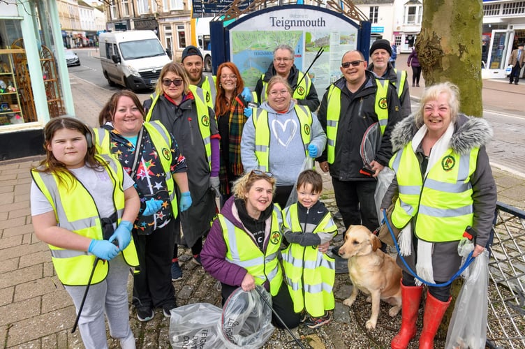 Litter pickers in Teignmouth. Photo David Caunter