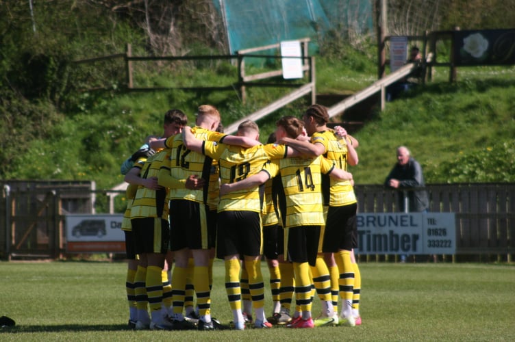 Buckland Athletic huddle vs Helston Athletic.