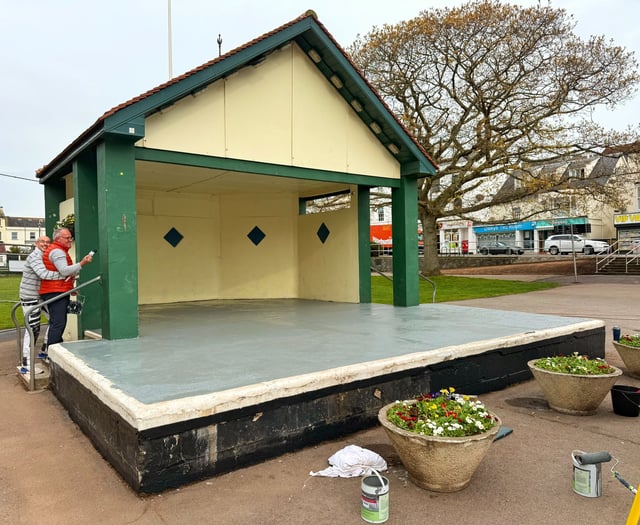 Volunteers getting Dawlish 'sparkling' 