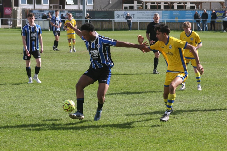 Tate Breslan-Aggrey holding off his man