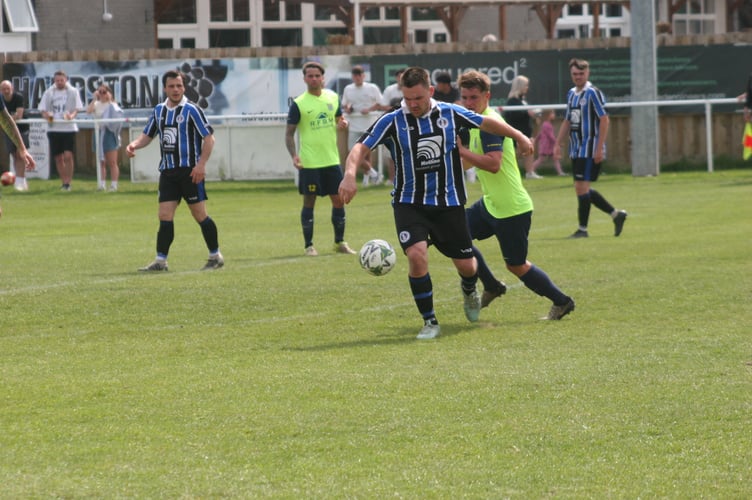 Spurs forward Deven Webb holding up the ball