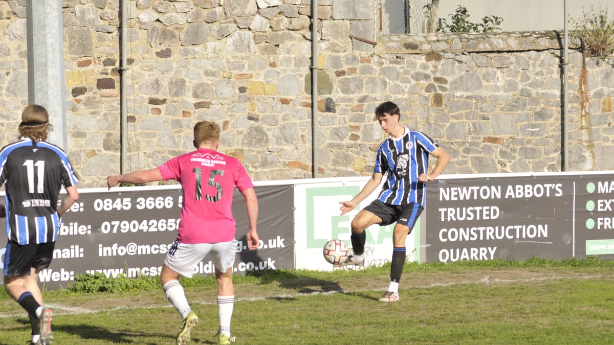 Newton Abbot Spurs vs Penzance AFC photography. Saturday, October 17